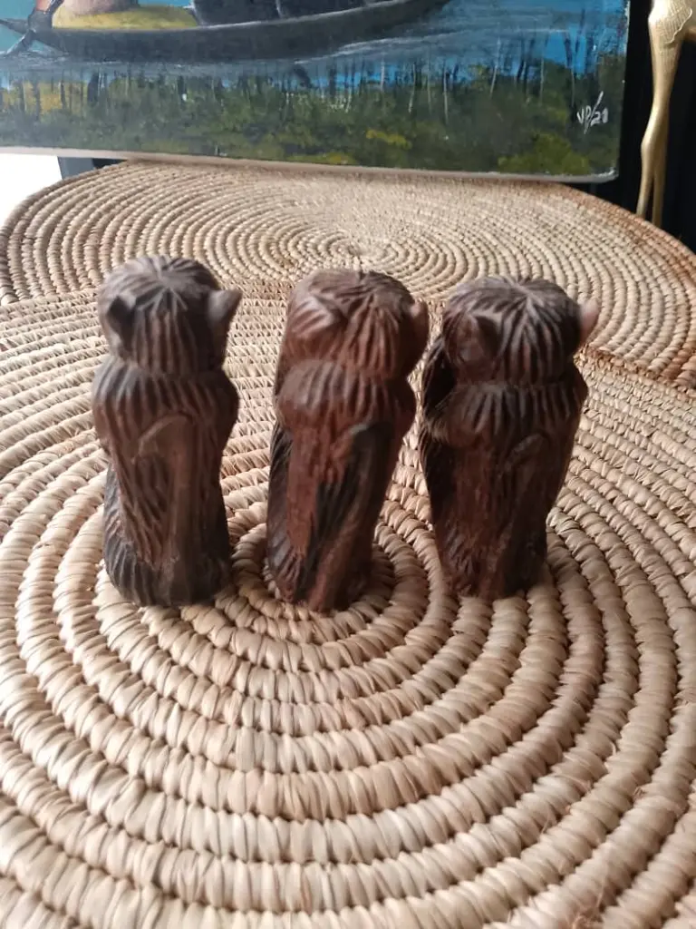 Statuettes_en_bois_d_b_ne.webp