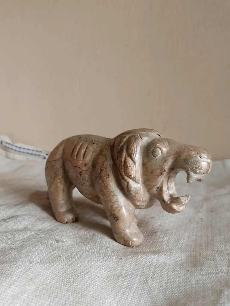 Lion_en_pierre_sculpt_e.webp
