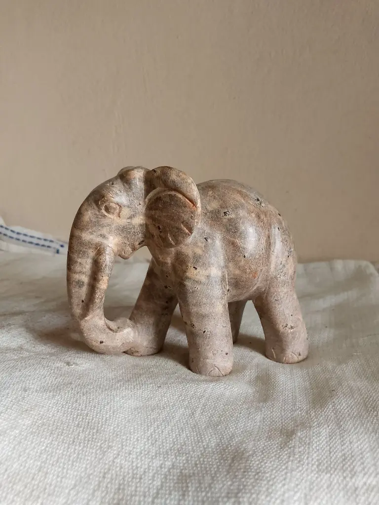 l_phant_en_pierre_sculpt_e.webp