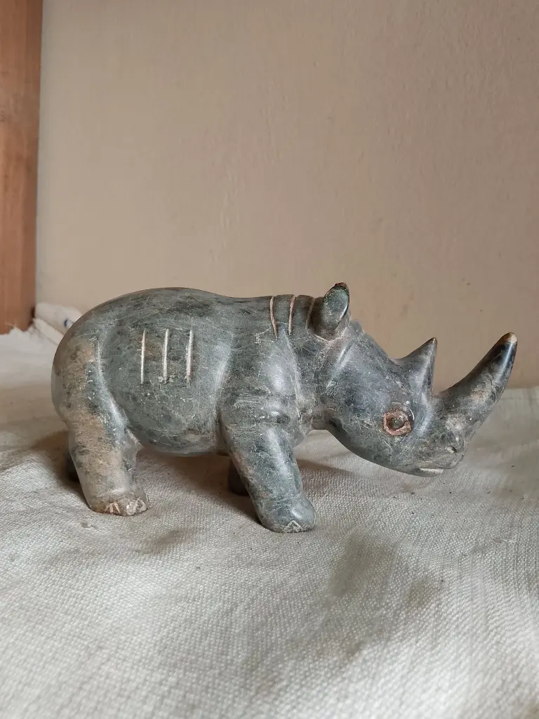 Rhinoc_ros_en_pierre_sculpt_e.webp