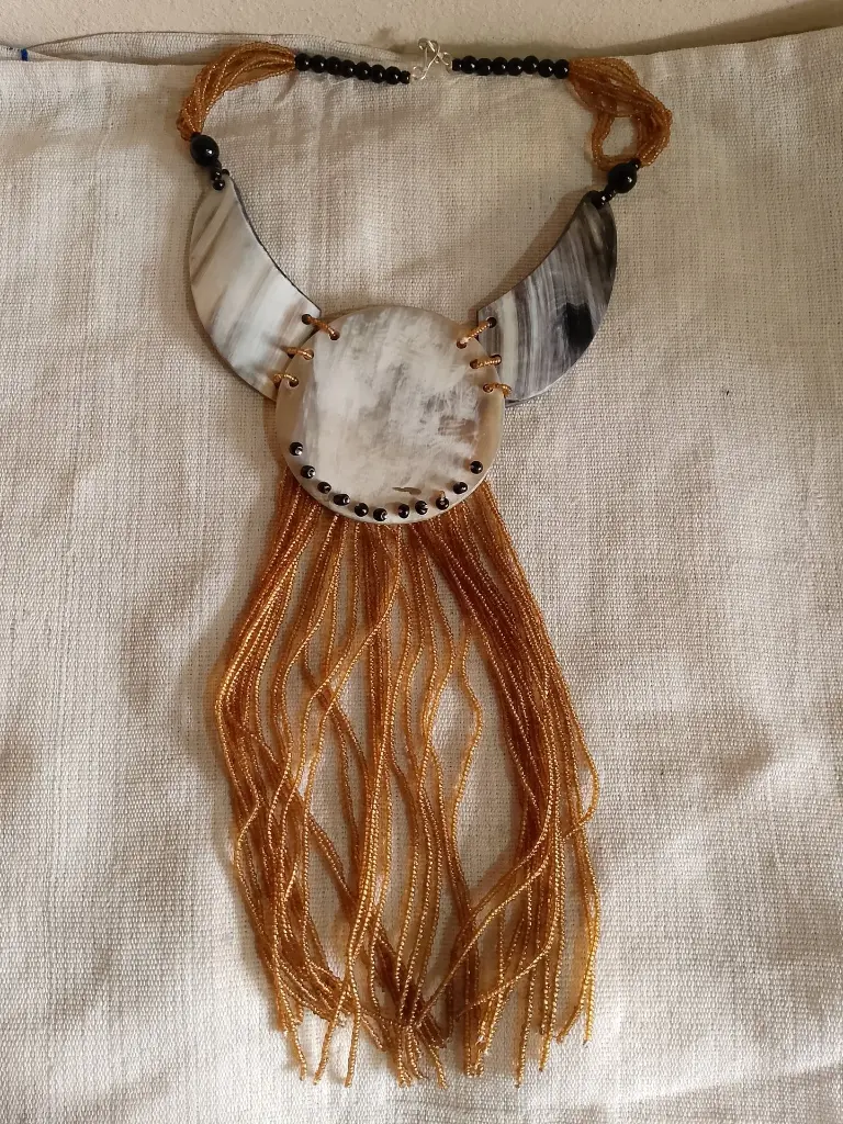 collier_artisanal_perles_corne.webp