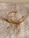Bijou_en_bronze_et_cauris.webp