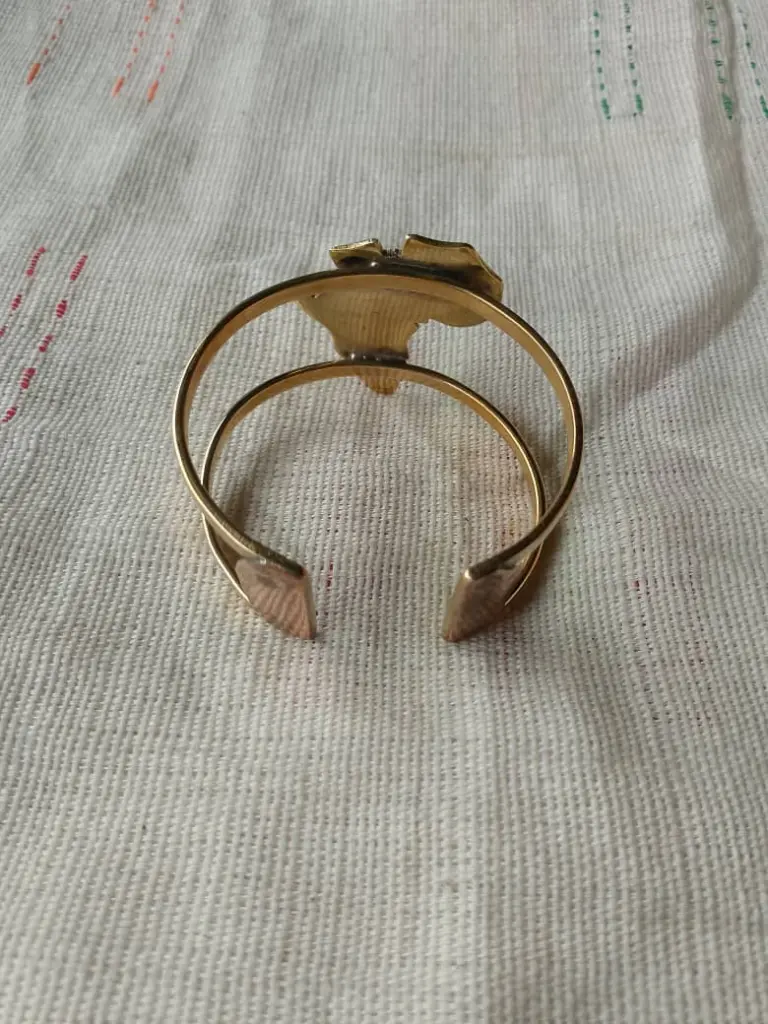 Bijoux_en_bronze_avec_cauris.webp
