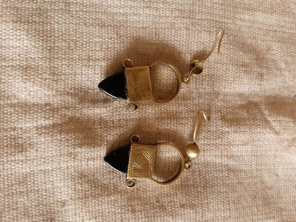 Bijoux_en_bronze_avec_pierre.webp