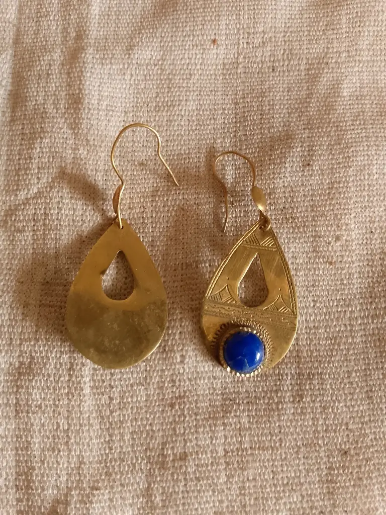 Boucles_d_oreilles_avec_pierre_bleue.webp