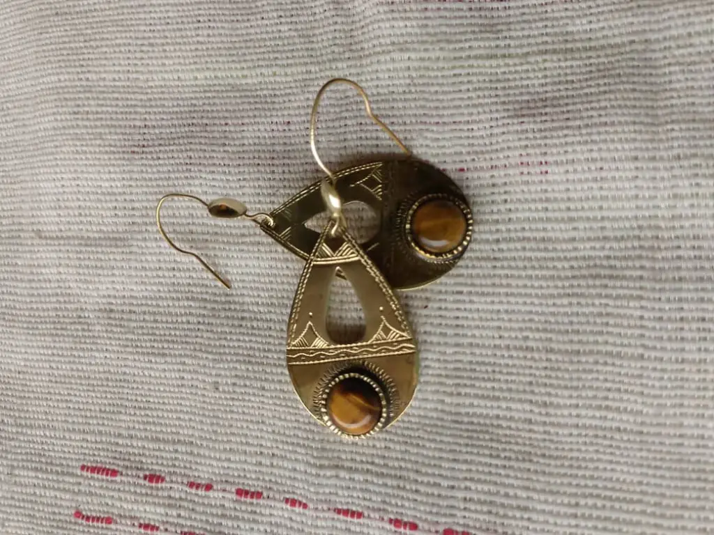 Boucles_d_oreilles_en_bronze_et_il_de_tigre.webp