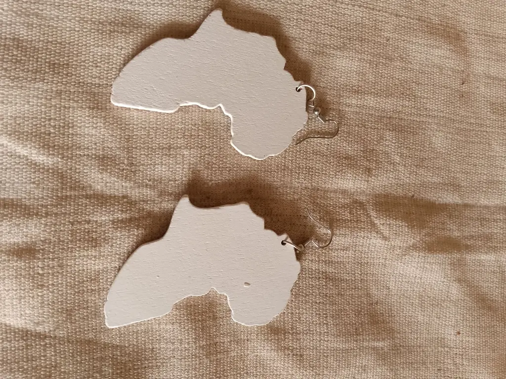 Boucles_d_oreilles_forme_Afrique.webp