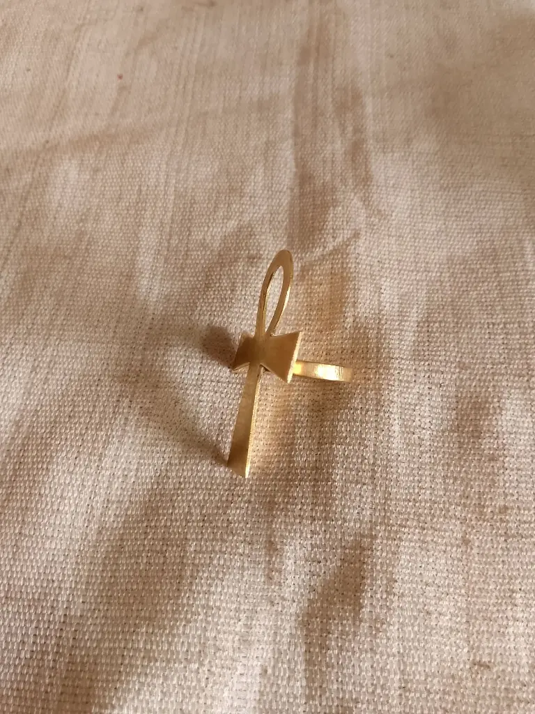 Bijou_en_bronze_avec_pendentif.webp