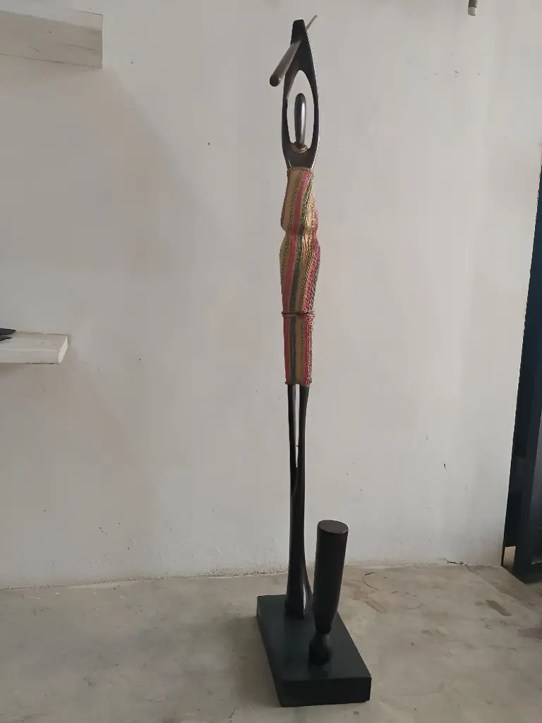 sculpture_femme_pileuse_raphia_b_ne.webp