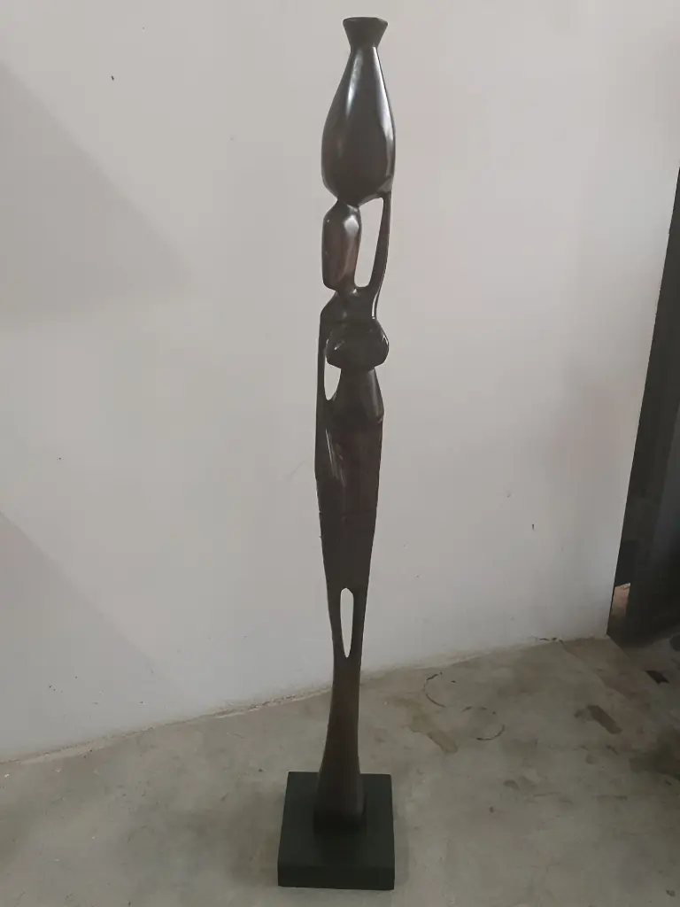 art_africain_femme_porteuse_de_jarre_b_ne.webp