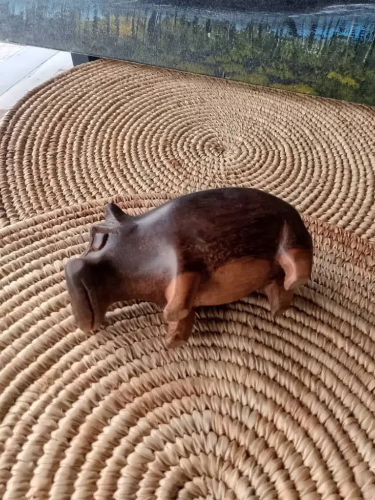Sculpture_d_hippopotame_en_bois.webp
