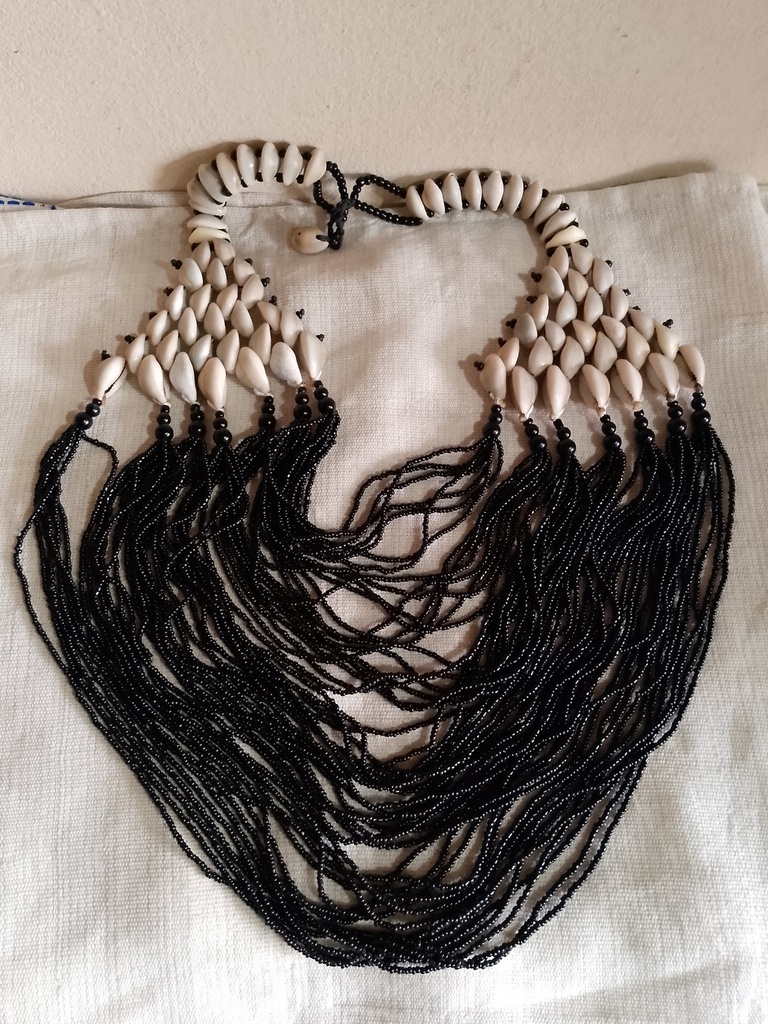 Élégance Africaine en Perles et Cauris