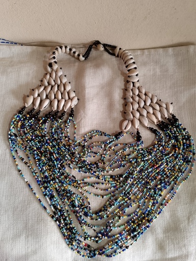 Collier Artisanal en Cauris et Perles Multicolores